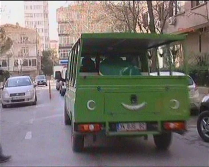 Defne Joy Foster'ın cenazesinin evinden çıkarıldığı an..