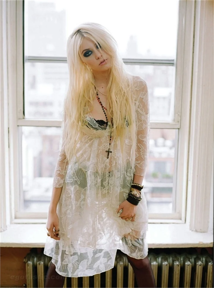 Taylor Momsen'dan çok çarpıcı pozlar!