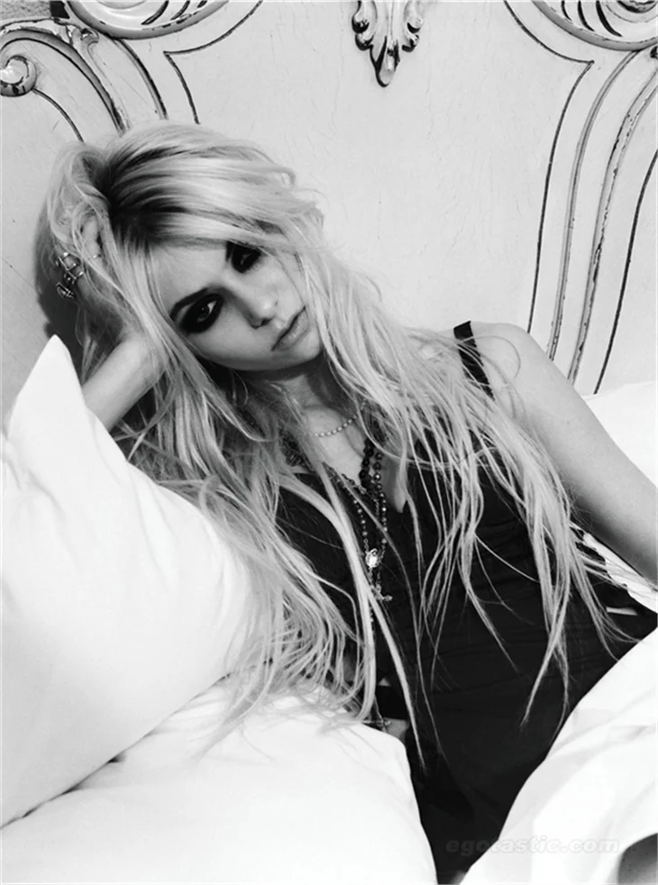 Taylor Momsen'dan çok çarpıcı pozlar!