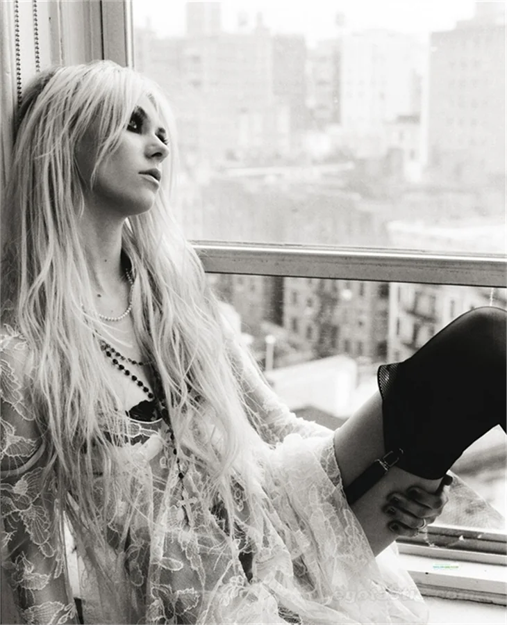 Taylor Momsen'dan çok çarpıcı pozlar!