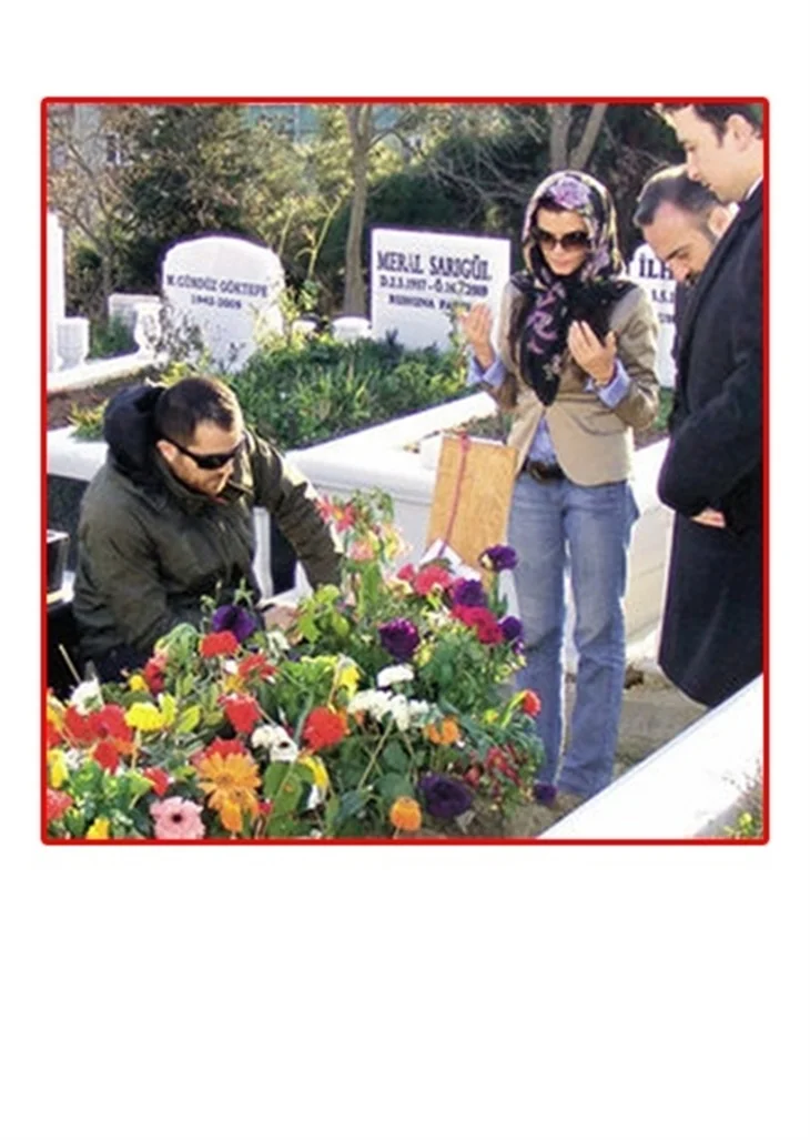 EŞİ, DEFNE JOY FOSTER'IN MEZARINDA