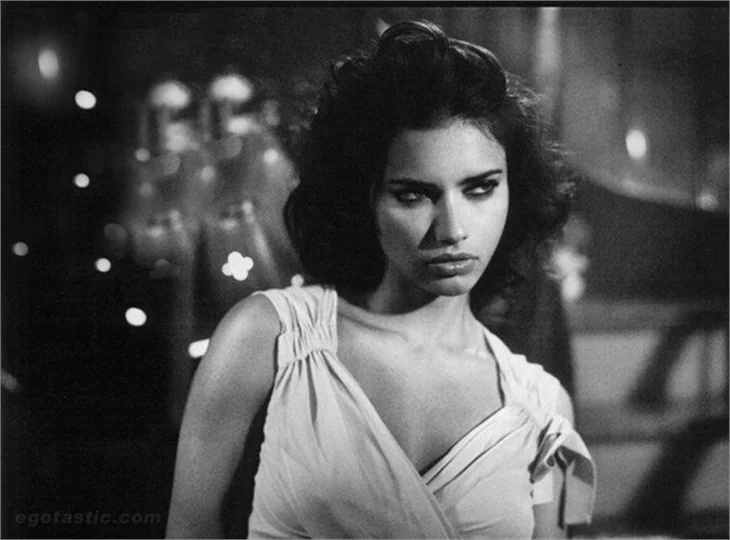 Adriana Lima,  Vouge'a özel pozlar verdi!