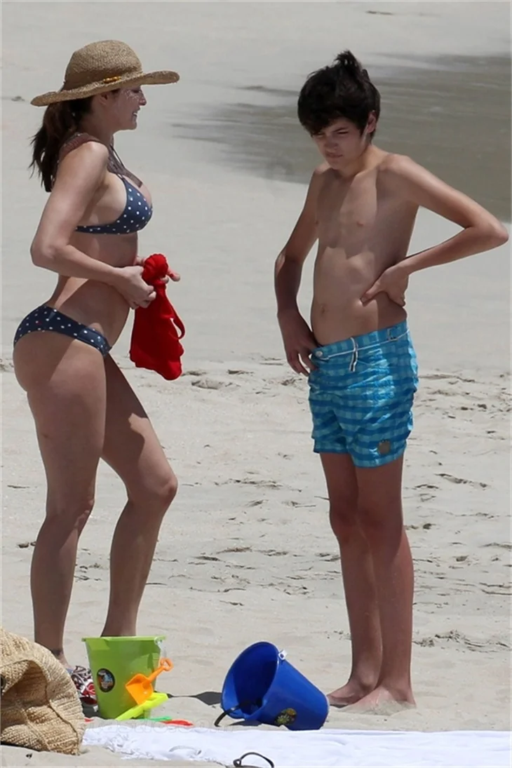 Stephanie seksi bikinisiyle yine plajda!