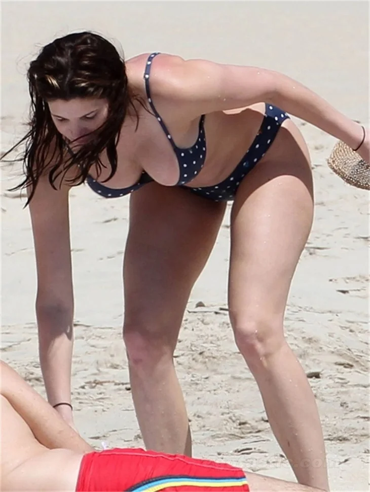Stephanie seksi bikinisiyle yine plajda!