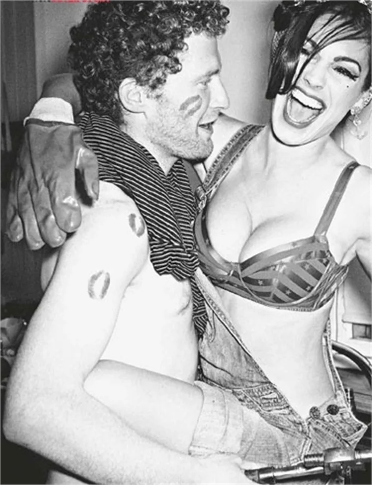 Çılgın ve seksi Kelly Brook fotoğrafları