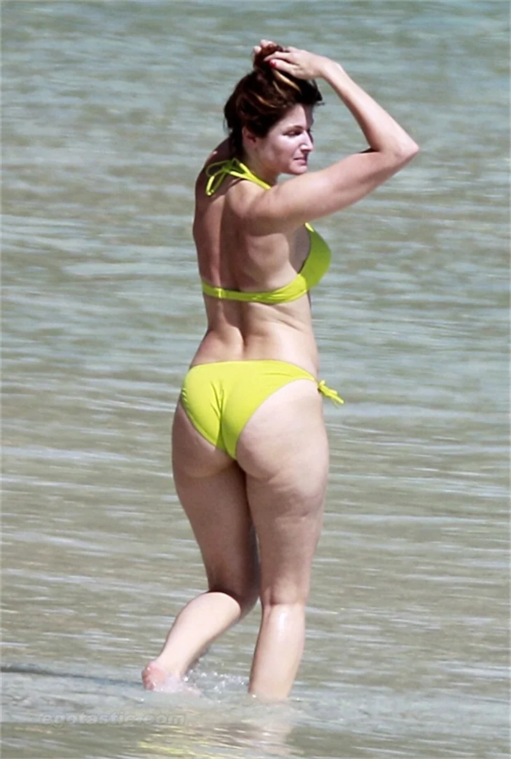 Seksi anne Stephanie yine kumsalda!