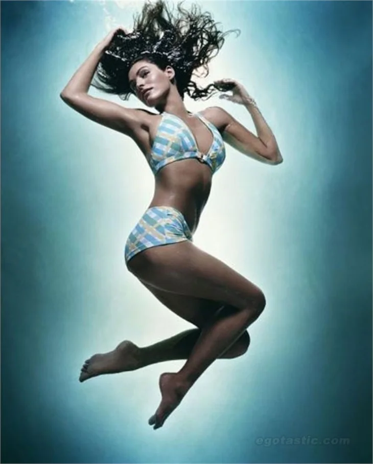 Kelly Brook'dan seksi fantastik pozlar!