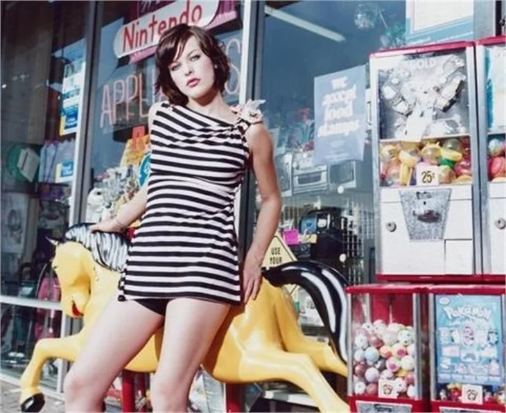Milla Jovovich'den kırmızı halıda göğüs frikiği!