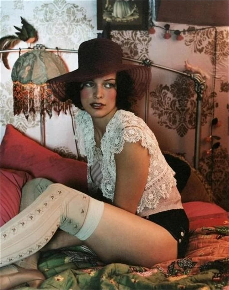 Milla Jovovich'den kırmızı halıda göğüs frikiği!
