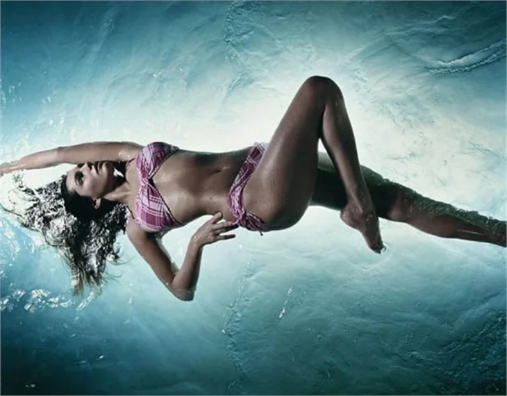 Kelly Brook'tan sıcak pozlar!