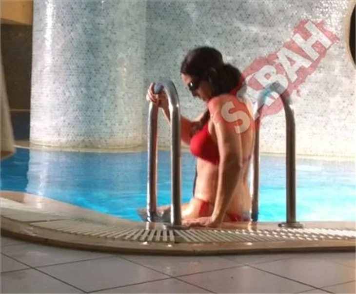 Bellucci doğum sonrası ilk kez bikinili görüntülendi..
