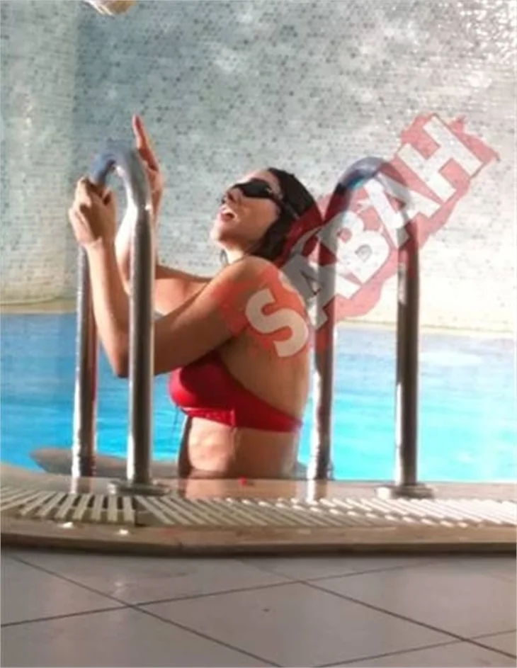 Bellucci doğum sonrası ilk kez bikinili görüntülendi..