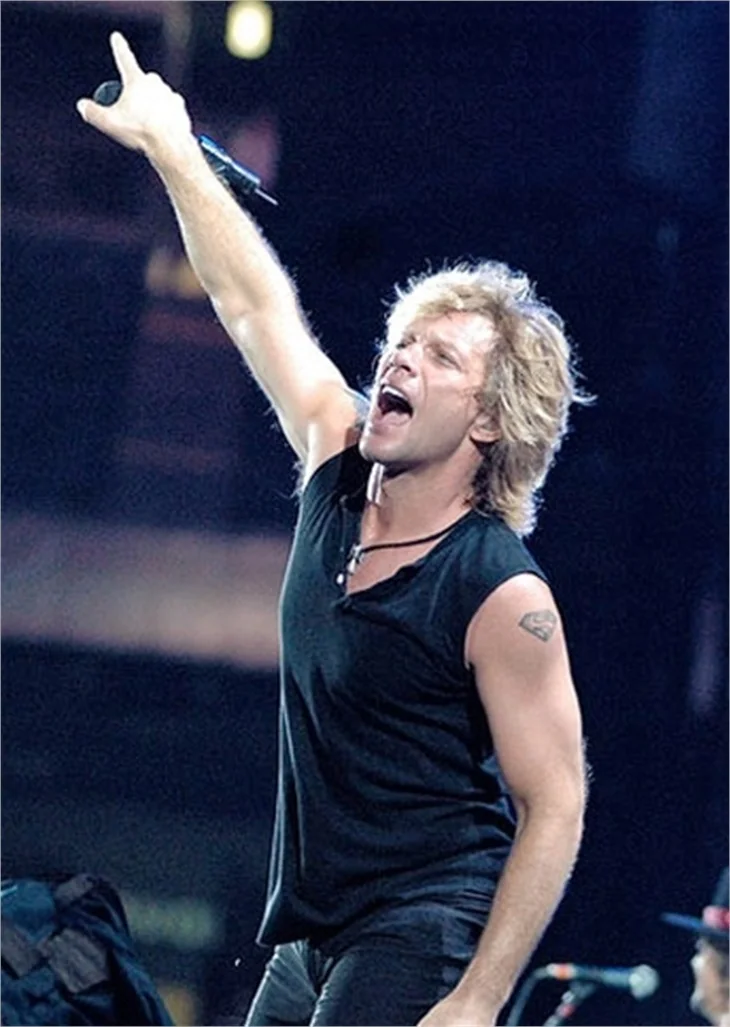 EFSANE ŞARKICI BON JOVI SOYULDU!
