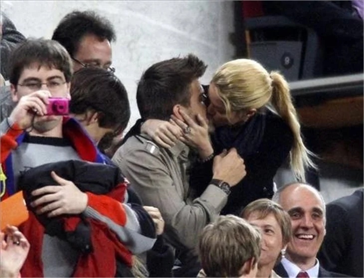 Shakira ve Pique için gol bahane, öpücük şahane!