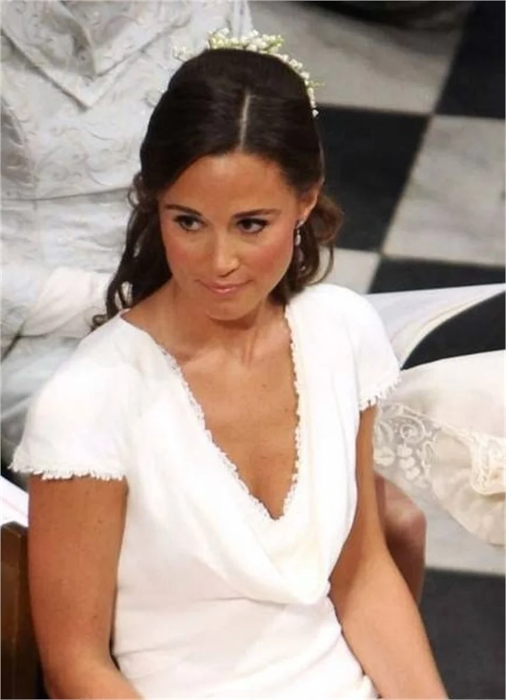 Prens William'ın baldızı Middleton sütyenle yakalandı..