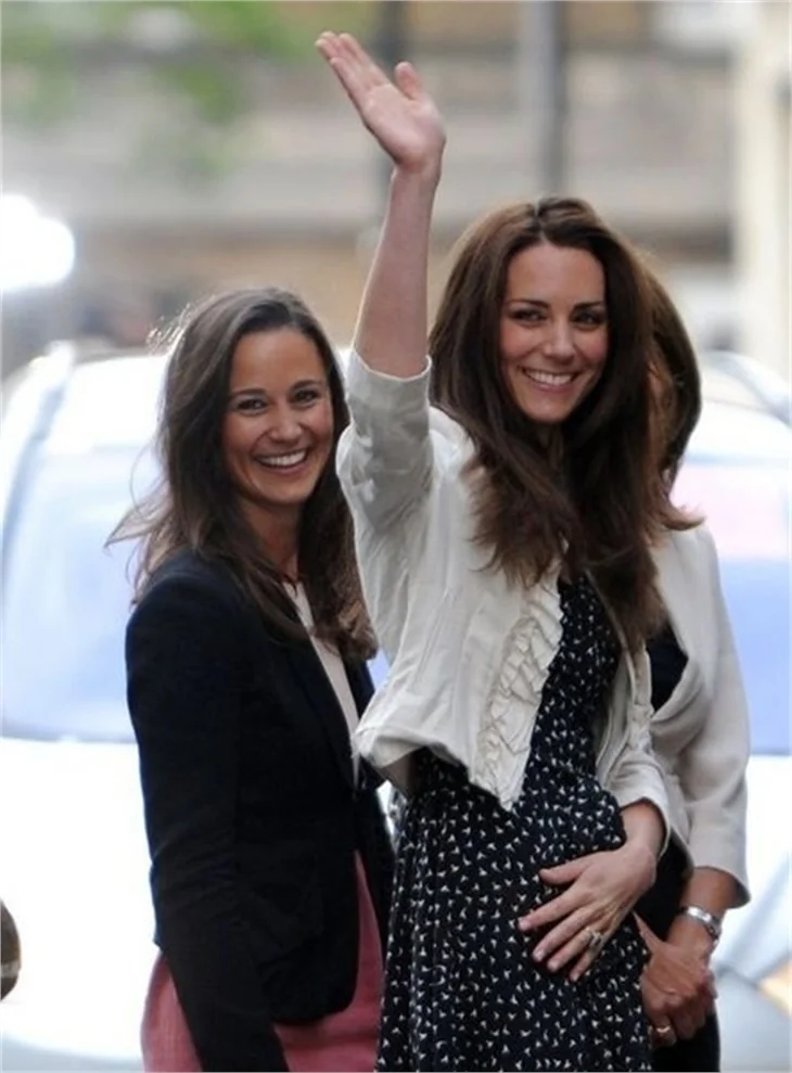 Prens William'ın baldızı Middleton sütyenle yakalandı..