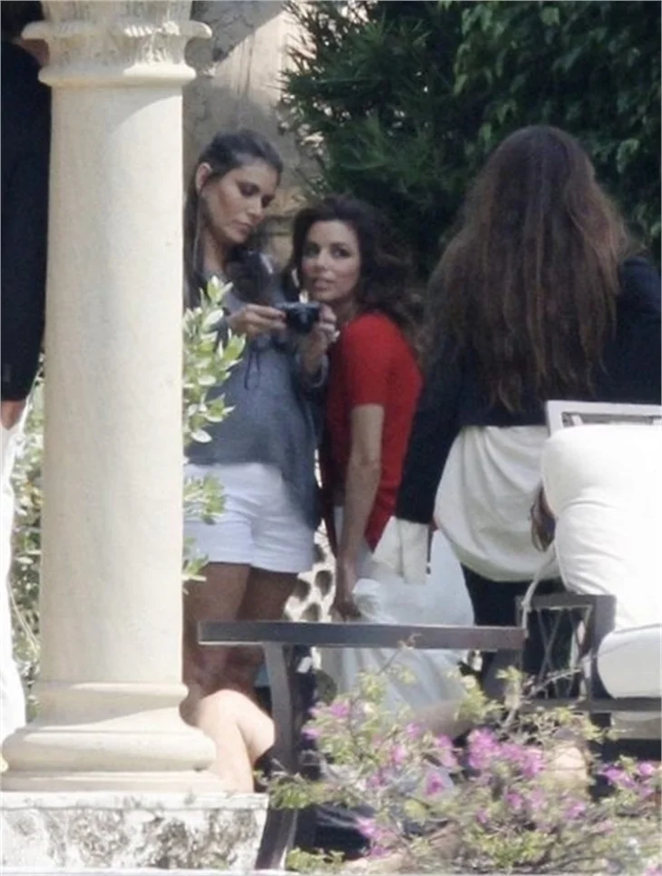Eva Longoria atın üzerinde çırılçıplak..
