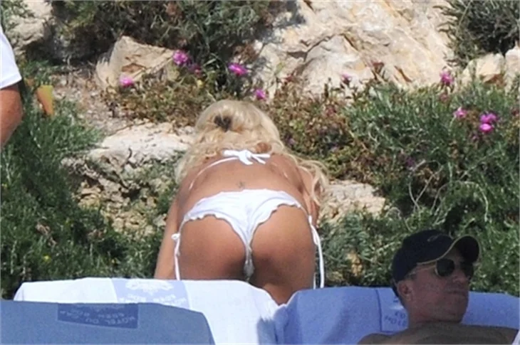 Victoria Silvstedt seksi bikinisiyle yakalandı!
