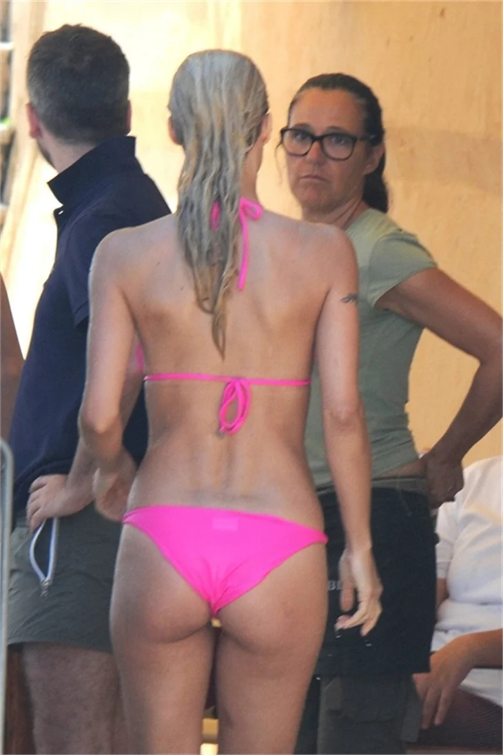 Michelle Hunziker'in pembe bikinisiyle plaj keyfi!