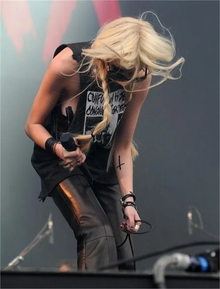 Çılgın şarkıcı Taylor Momsen, yine olay yarattı!