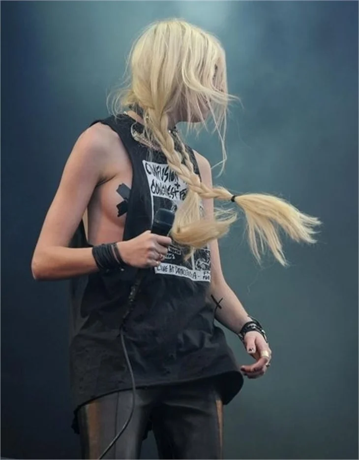 Çılgın şarkıcı Taylor Momsen, yine olay yarattı!