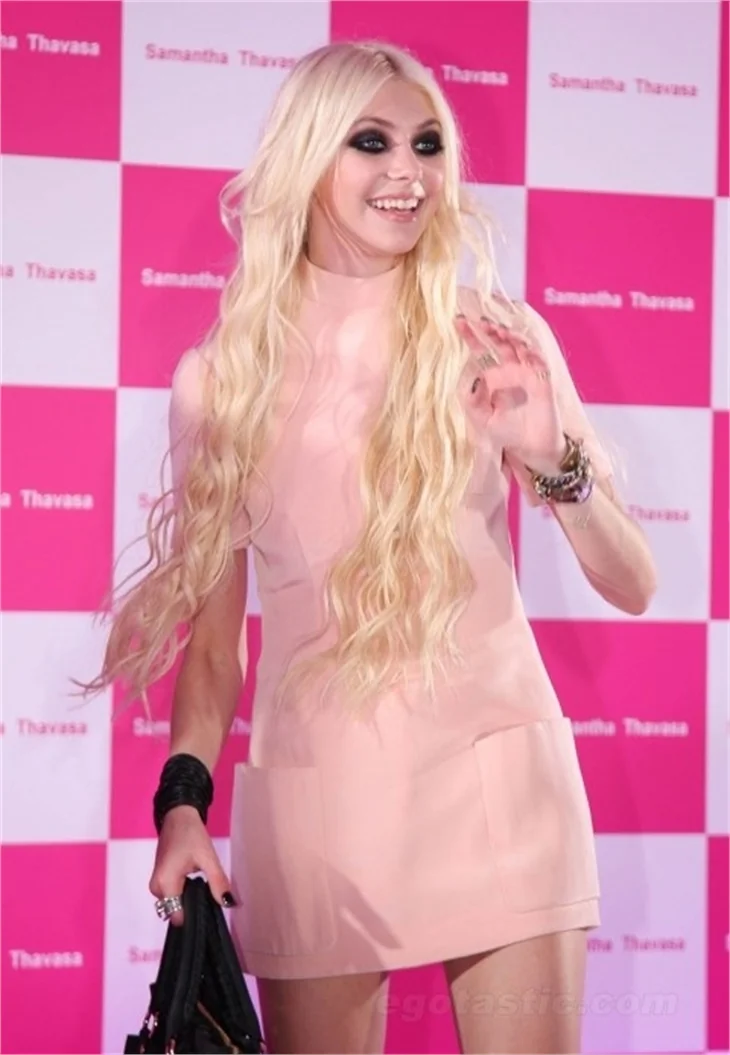 Taylor Momsen süper minisiyle yine frikik verdi!
