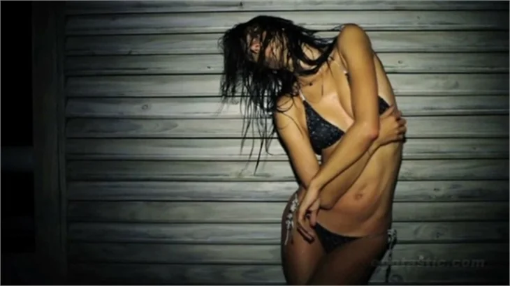 Alessandra Ambrosio'dan seksi ve ıslak pozlar!
