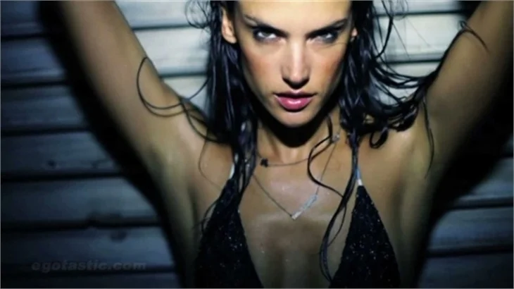 Alessandra Ambrosio'dan seksi ve ıslak pozlar!