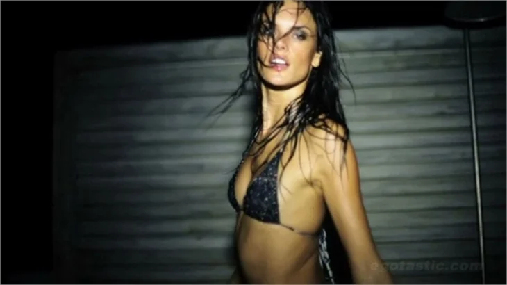 Alessandra Ambrosio'dan seksi ve ıslak pozlar!