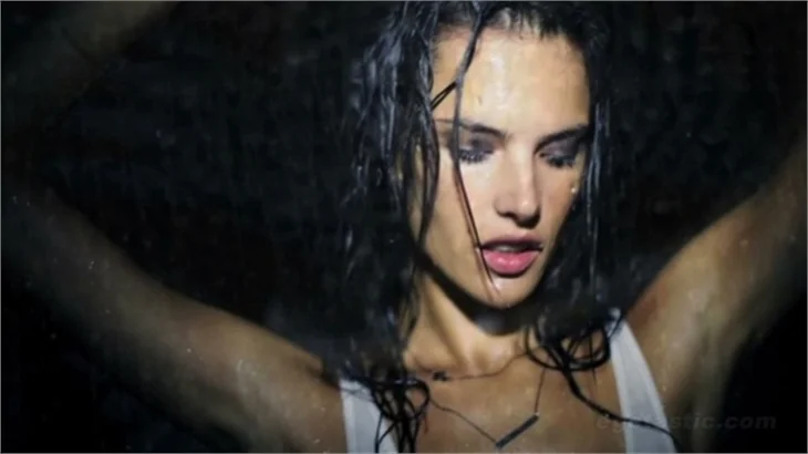 Alessandra Ambrosio'dan seksi ve ıslak pozlar!