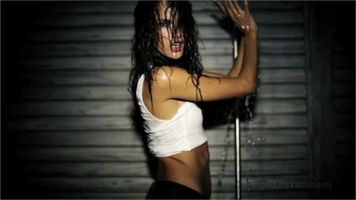 Alessandra Ambrosio'dan seksi ve ıslak pozlar!