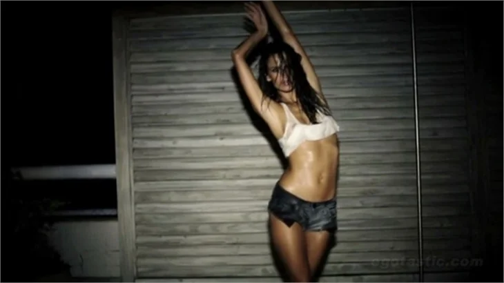Alessandra Ambrosio'dan seksi ve ıslak pozlar!