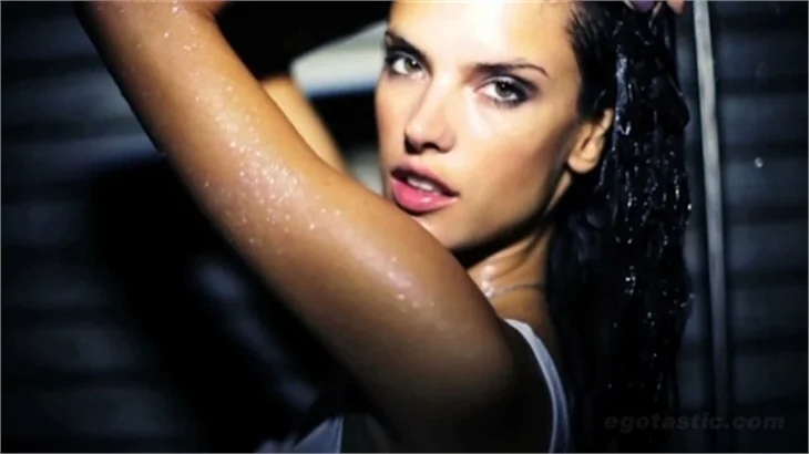 Alessandra Ambrosio'dan seksi ve ıslak pozlar!