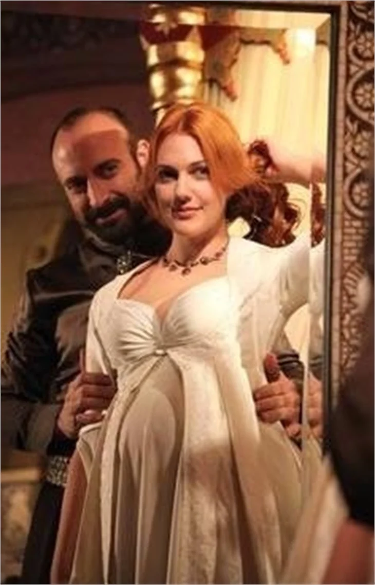 Muhteşem Yüzyıl'da dikkat çeken dekolteler..