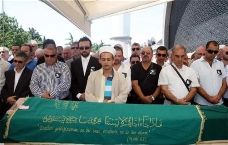 Reklam yıldızı Burçin Bildik eşini damatlığıyla uğurladı!