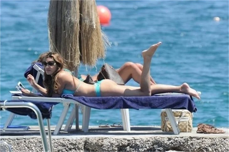 Kelly Brook doğumdan sonra kusursuz hatlarına kavuştu!