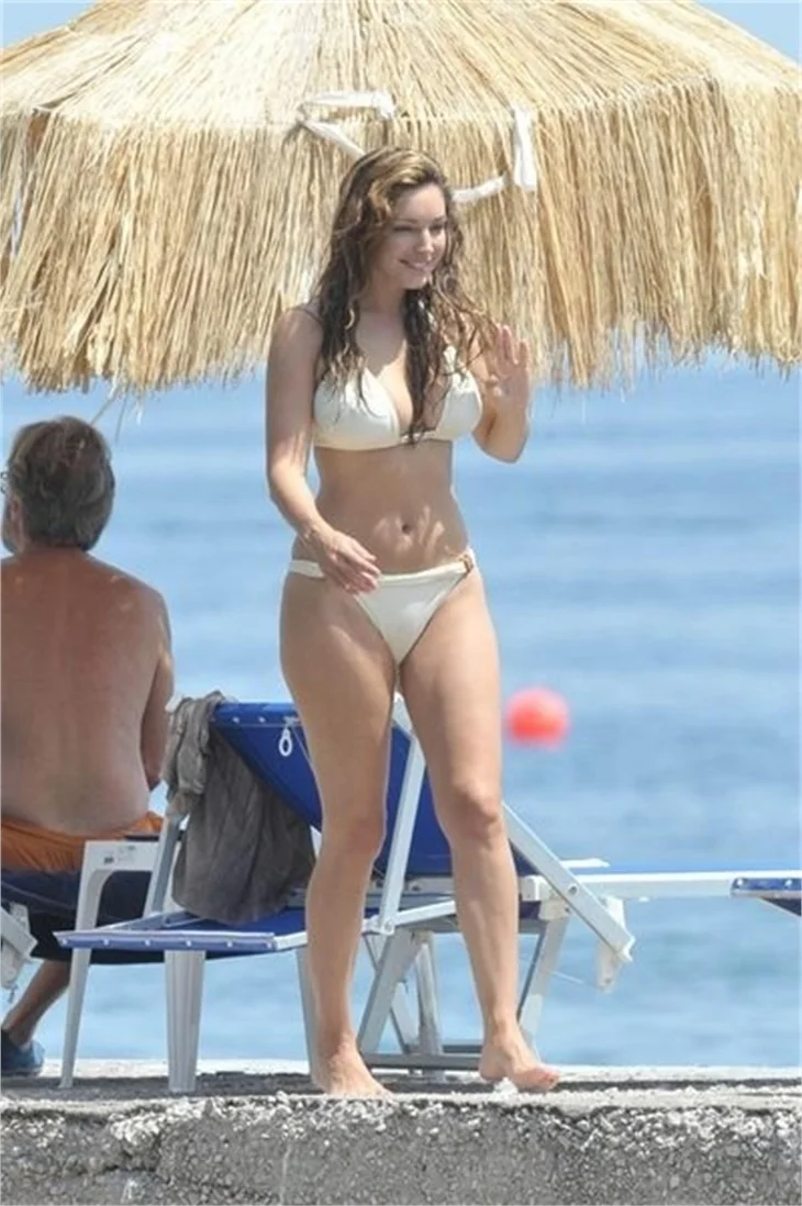 Kelly Brook doğumdan sonra kusursuz hatlarına kavuştu!