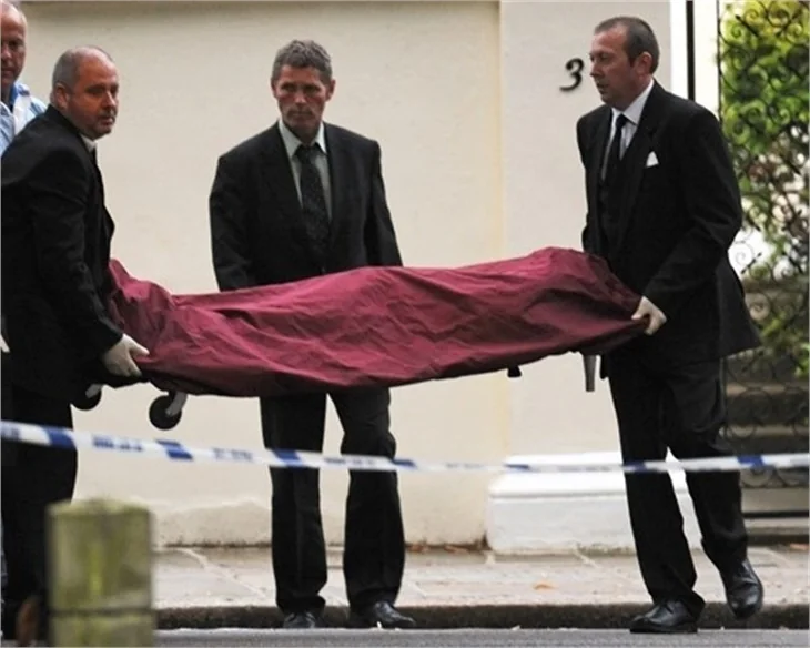 AMY WINEHOUSE'UN NAAŞI EVİNDEN ALINDI...