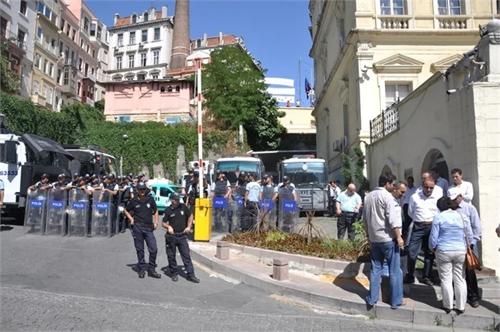 Beyoğlu'nda kepenk kapatıp eylem yaptılar