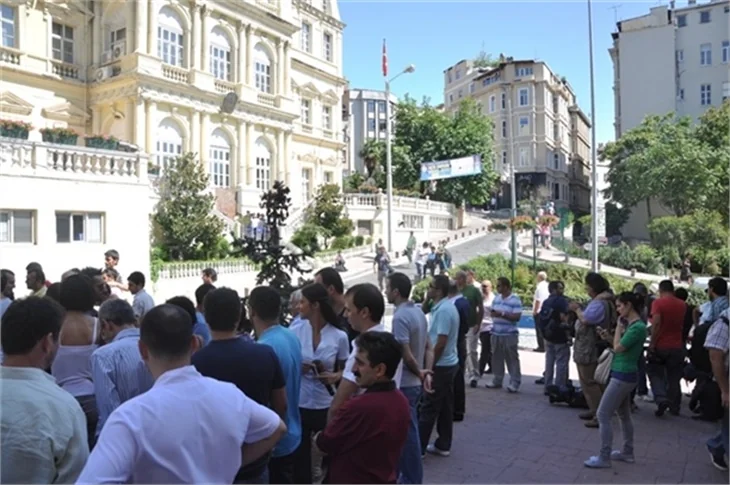 Beyoğlu'nda kepenk kapatıp eylem yaptılar