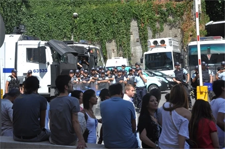 Beyoğlu'nda kepenk kapatıp eylem yaptılar