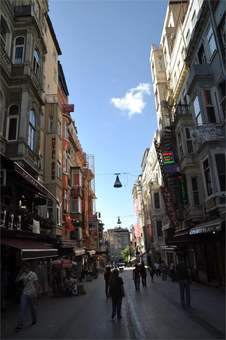 Beyoğlu'nda kepenk kapatıp eylem yaptılar