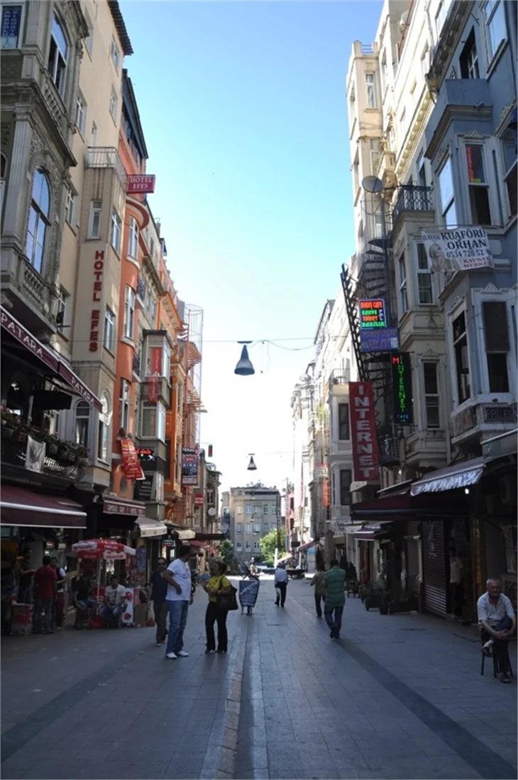 Beyoğlu'nda kepenk kapatıp eylem yaptılar