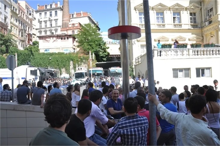 Beyoğlu'nda kepenk kapatıp eylem yaptılar