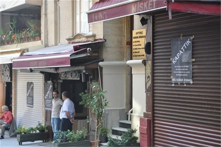 Beyoğlu'nda kepenk kapatıp eylem yaptılar