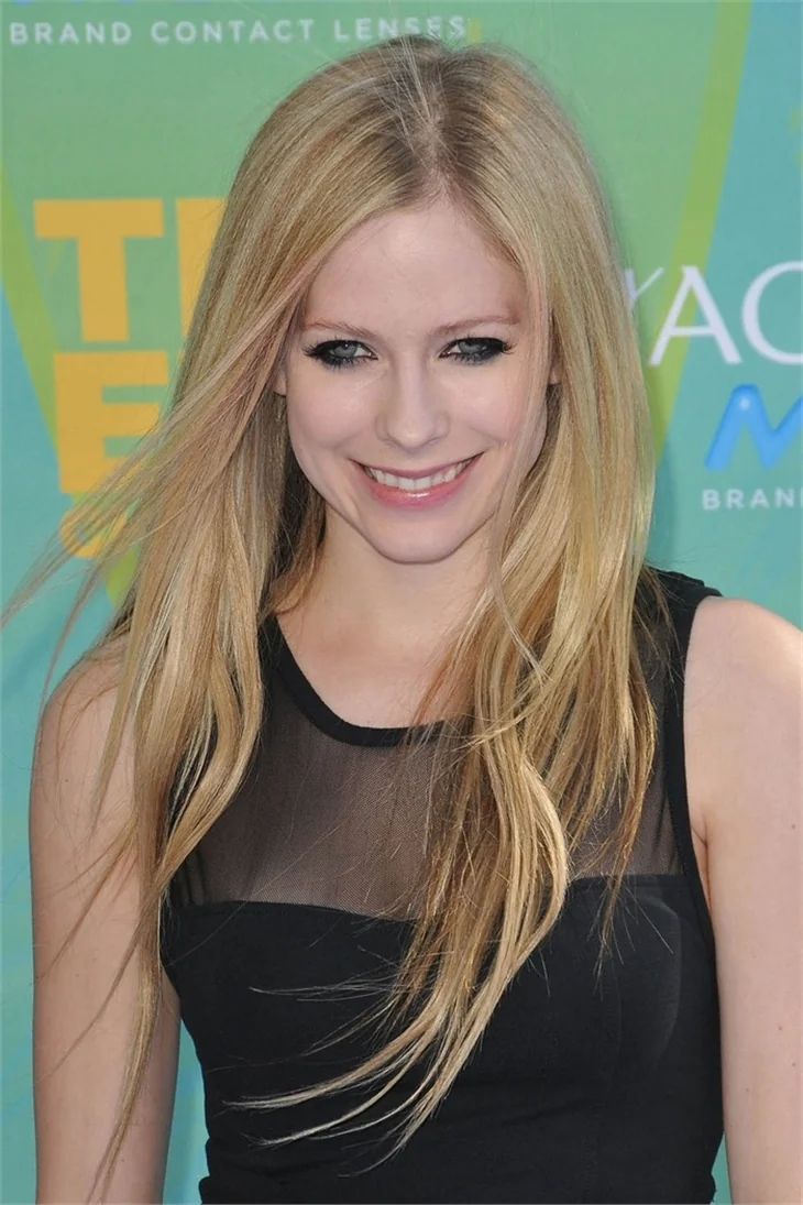 Avril Lavigne, siyah mini elbisesiyle göz kamaştırdı..