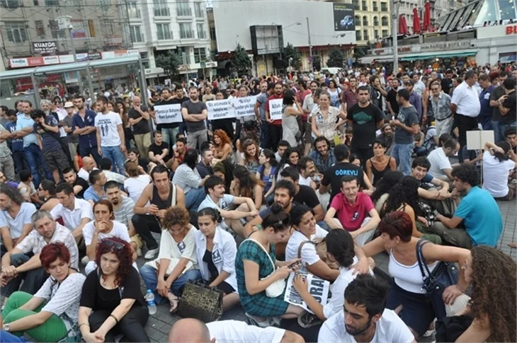 Beyoğlu'nda tepkiler artarak devam ediyor...