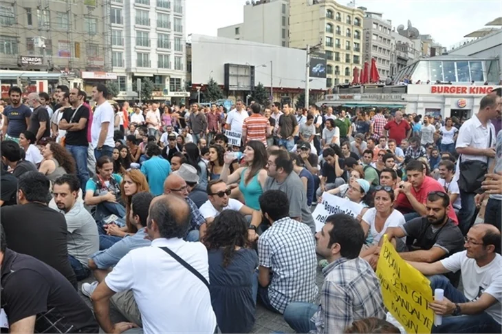 Beyoğlu'nda tepkiler artarak devam ediyor...