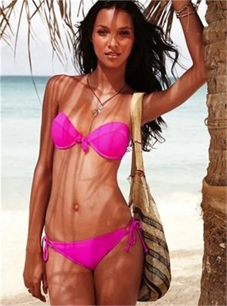 Victoria's Secret mankenleri sahile indi...