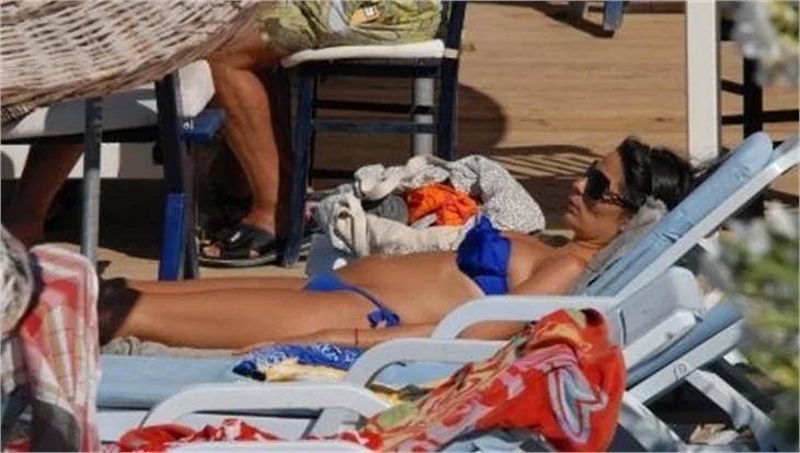 Asuman Krause bikinili yakalandı..